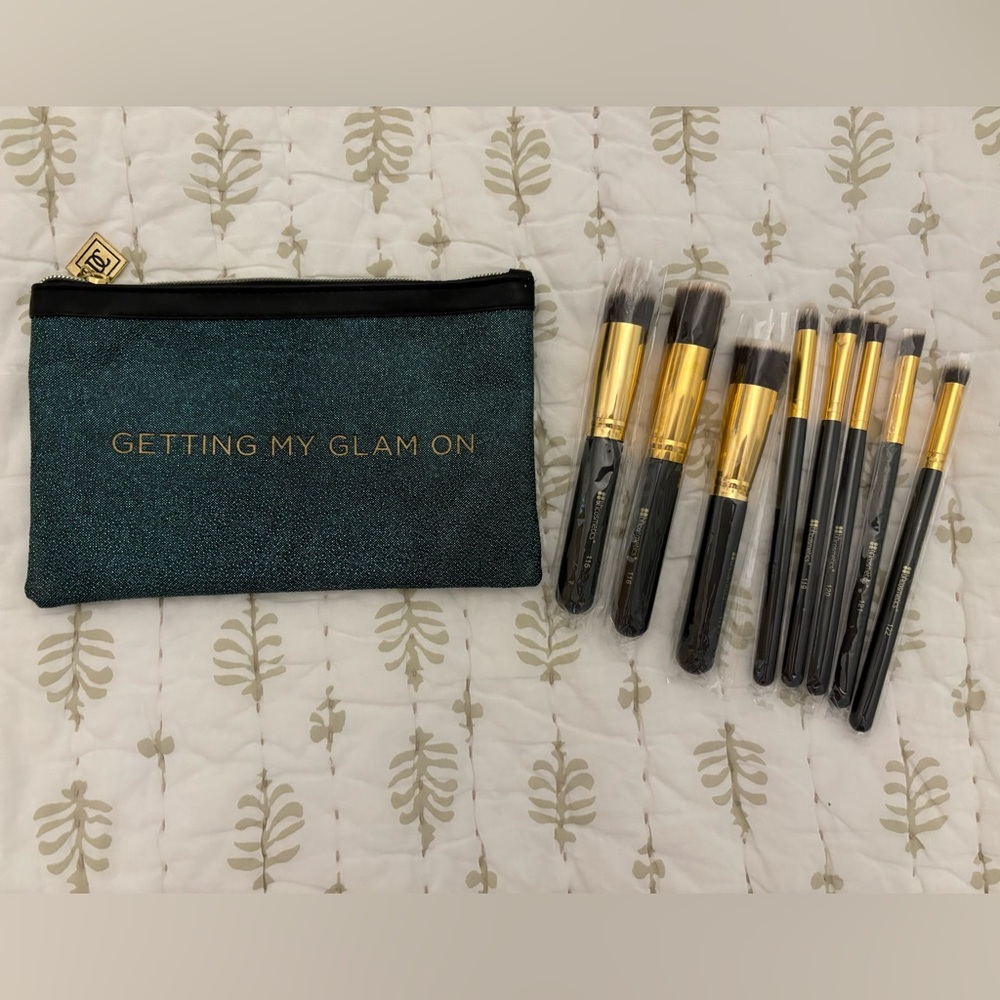 Bh cosmetics makeup brushes and carrying case